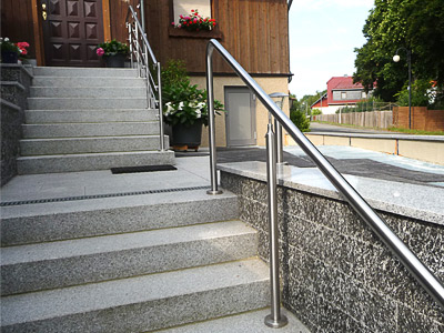 Treppengeländer in aufgesetzter Montage im Eingangsbereich mit und ohne Füllung