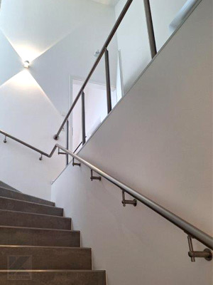 Edelstahlzubehör für Treppenhandläufe - Verwendung für einen Handlauf für eine viertelgewendelte Treppe