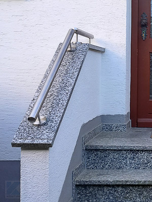 Edelstahl Brüstungshandlauf gerade - schräg und waagerecht montiert