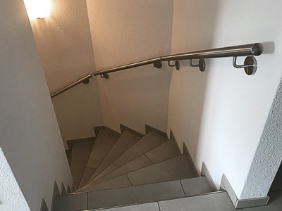 Edelstahl Handläufe gerade an viertelgewendelter Treppe, Ansicht von oben