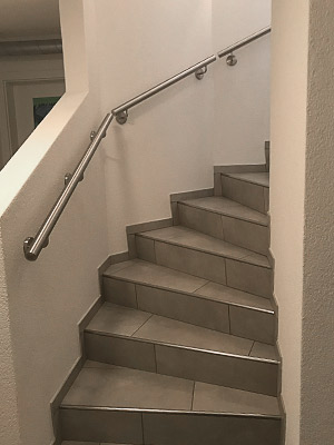 Edelstahl Handläufe gerade an viertelgewendelter Treppe, Ansicht von unten
