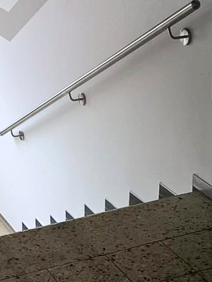 Edelstahl Handläufe gerade in Treppenhaus