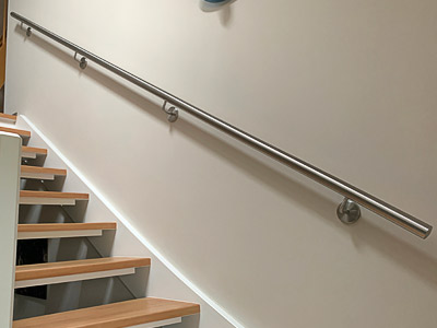 Edelstahl Handläufe für Innentreppe, gerader Handlauf an leict viertelgewendelter Treppe