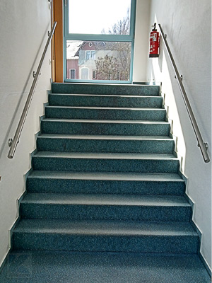 Edelstahl Handläufe gerade beidseitig einer geraden Treppe montiert