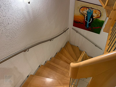 Edelstahl Handläufe für eine 2 x viertelgewendelte Treppe in 3 Fluchten gewalzt - Blick auf Flucht1 und Flucht 2
