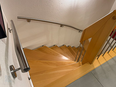 Edelstahl Handläufe für eine 2 x viertelgewendelte Treppe in 3 Fluchten gewalzt - blick von oben, Flucht 3, auf Flucht 2