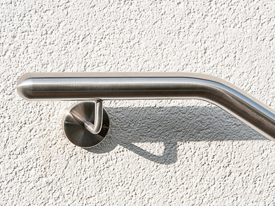 Edelstahlhandlauf - Detail Handlaufende mit Bogen, Rohrende halbrund verschweißt