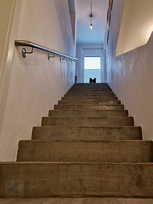 Edelstahl Handlauf gerade in einem Stück mit gebogenen Enden zur Wand