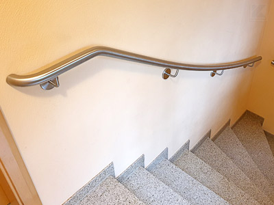 Edelstahl Wandhandlauf für 2x viertelgewendelte Treppe - Handlauf am oberen Treppenende in einem Stück gewalzt und 2x gebogen