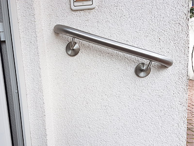 Edelstahlhandlauf gerade - Enden zur Wand gebogen