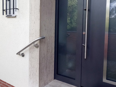 Edelstahl Handlauf mit Enden zur Wand gebogen