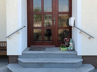 Handläufe aus Edelstahl mit zur Wand gebogenen Enden