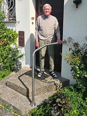 Handlauf freistehend auf Eingangstreppe - in der From 3 in einem Stück gebogen