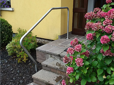 Edelstahl Handlauf freistehend gebogen