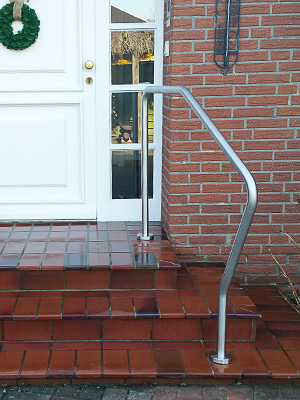 Edelstahl Handlauf in der Form 6 gebogen - aufgesetzte Montage auf einer Eingangstreppe