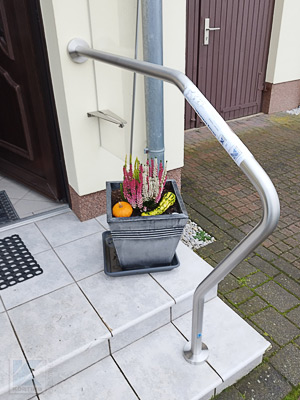 Edelstahl Handlauf freistehend - Form 4 in einem Stück gebogen für Hanseingang