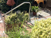 Edelstahl Handlauf freistehend gebogen in der Form 5 für eine Gartentreppe in aufgesetzter Montage