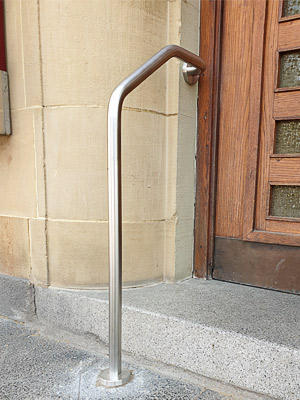 Edelstahl Handlauf gebogen für Hauseingang, freistehend mit seitlicher Befestigung an der Hauswand