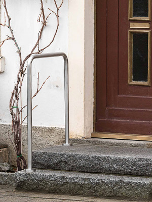 Edelstahl Handlauf freistehend gebogen in der Form 1 mit zwei 90°-Bögen in aufgesetzter Montage