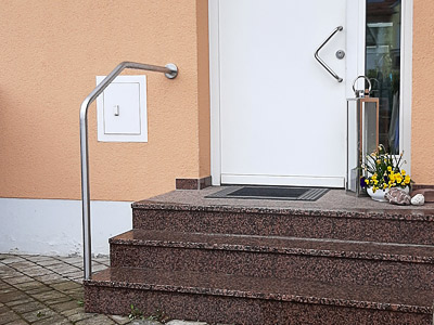 freistehender Handlauf in der Form 3 in einem Stück gebogen, Handlaufbefestigung an der Wand und neben der Treppe