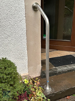 Edelstahl Handlauf freistehend gebogen in der Form 3 mit Befestigung an der Hauswand und auf den Stufen