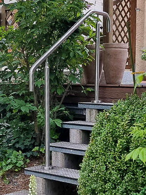 freistehender gebogener Handlauf mit Unterstützungspfosten auf einer Gartentreppe montiert