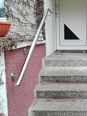 Edelstahl Handlauf gebogen an Außentreppe für Hauseingang