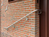 Edelstahl Wandhandlauf für Hauseingangstreppe - nach Kundenangabe zur Montage in der Türlaibung gebogen