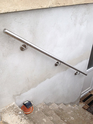 gerader Handlauf aus Edelstahl an Kellertreppe