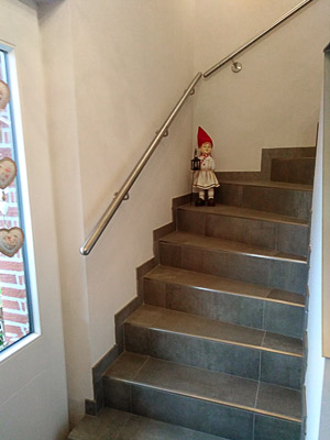 Edelstahl Handläufe gerade an viertelgewendelter Treppe