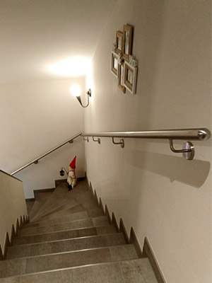 Edelstahl Handläufe gerade an viertelgewendelter Treppe von oben gesehen
