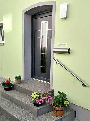 Edelstahl Handlauf gerade an Hauseingangstreppe an der Wand montiert
