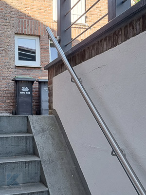 Edelstahl Handlauf gerade an Kellertreppe, oberster Halter zum Holzpfosten hin verlängert