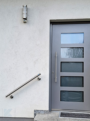 Edelstahl Handlauf gerade an einer modern gestalteten Eingangstreppe
