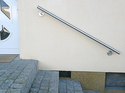 Handlauf aus Edelstahl an Eingangstreppe - gerade mit Handlaufhaltern ohne Abdeckrosette