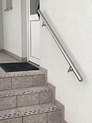 Edelstahl Handlauf gerade - aussen an der Wand montiert