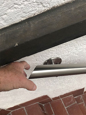 Edelstahl Handlauf gerade an Kellerabgang - Handlauf-Ende mit schrägem Abschluss - Auf Wunsch mit der Spitze nach vorm, um das Greifen, wegen des Vorsprunges am Beginn des Handlaufes, zu ermöglichen.