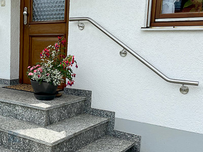Edelstahlhandlauf in Wandmontage - in einem Stück zwei mal gebogen