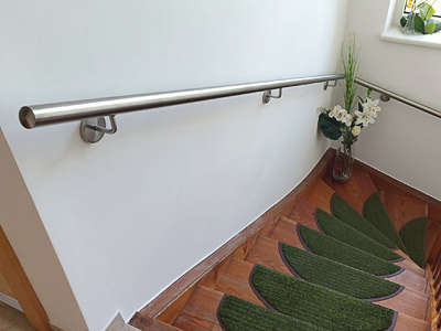 Treppenhandlauf aus Edelstahl für eine Innentreppe