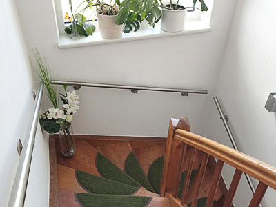 Treppenhandlauf aus Edelstahl für eine 2x viertelgewendelte Innentreppe - aufgrund der schwachen Krümmung der Treppenläufe wurden gerade Handläufe montiert