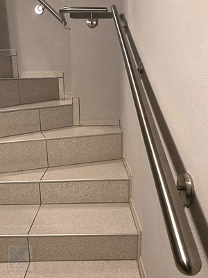 Edelstahl Treppenhandläufe für Kellerabgang mit zusätzlicher Ecke - durch Kombination von verschiedenen Handlauf-Formen möglich