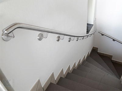 gewalzte Treppenahndläufe für vietelgewendelte Innentreppe - Handlaufanfang mit Bogen