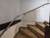 Edelstahlhandläufe zur Wandmontage an zweimal viertel gewendelter Treppe