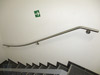 Edelstahl Wandhandlauf dem Treppenverlauf in der Flucht 3 entsprechend gewalzt und gebogen