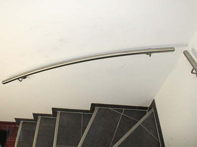 gewalzter Wandhandlauf auf Edelstahl in der Flucht 1 einer zweimal viertelgewendelten Treppe