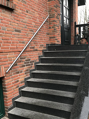 Edelstahl Treppenhandlauf gerade an Eingangstreppe