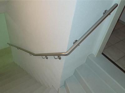 verschiedene Treppenhandläufe wurden mit einem Gelenkbogen zu einem Handlauf für eine viertelgewendelte Kellertreppe vor Ort verbunden
