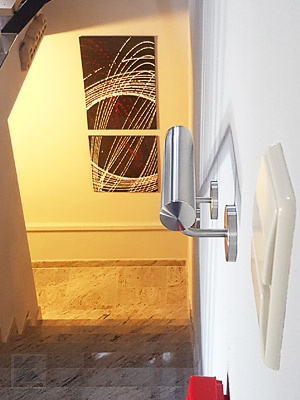 Edelstahl Treppenhandlauf zweimal gebogen im Treppenhaus - Handlaufabschluss mit gewölbter Endkappe