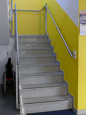 Treppenhaus, unterer Teil mit montiertem Edelstahl Treppenhandlauf