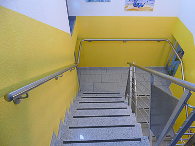 Treppenhaus, oberer Teil mit montiertem Edelstahl Treppenhandlauf